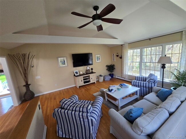 Photo - 870 Noyack Rd