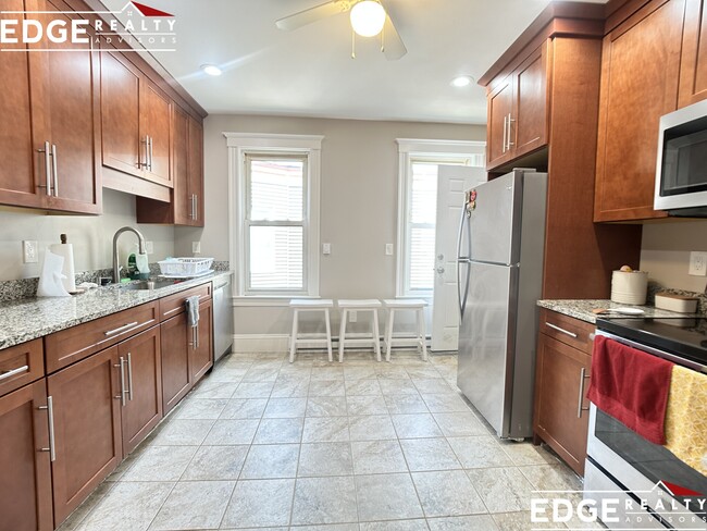 Building Photo - 20 Fairbanks St Unit 1