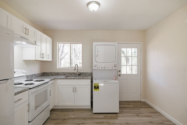 Building Photo - Fully Updated 2-Bedroom Home with Spacious Backyard & Prime East Athens Location!