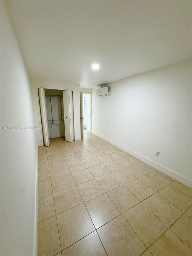 Photo - 323 NW 105th St Unidad b