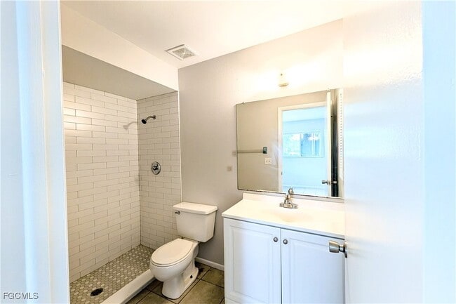 Photo - 427 NE Pine Island Ln