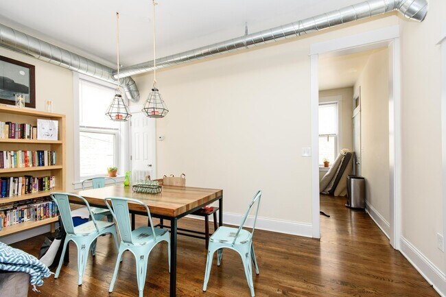 Photo - Top Floor 2bd/1bth Ukrainian Village, Avail August 1st! Unit 3W