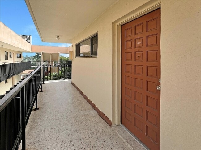 Building Photo - 650 NE 149th St Unit 502A