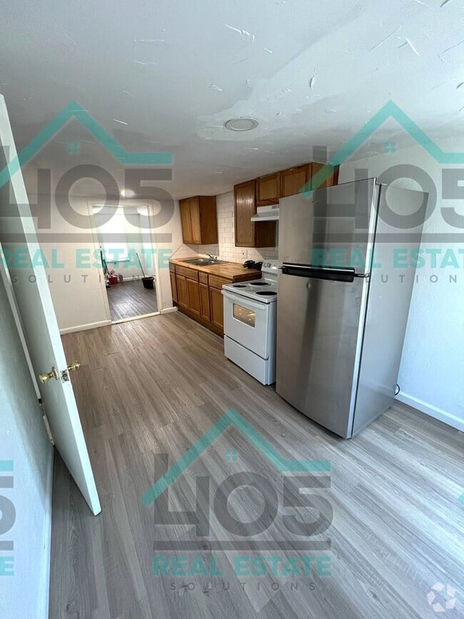 Building Photo - 2125 SW 26th St Unit B Rental