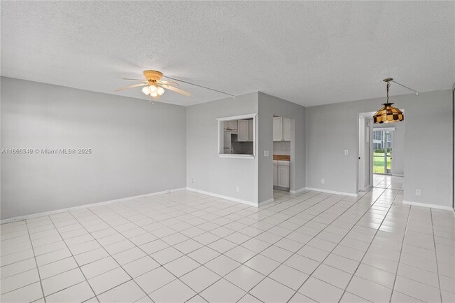 Photo - 555 Fanshaw N Unit 555