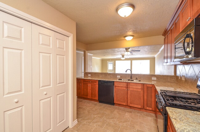 Photo - 3 BEDROOM TOWNHOME FOR LEASE IN LANGHAM CREEK