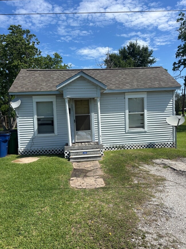 Photo - 608 W Cedar St