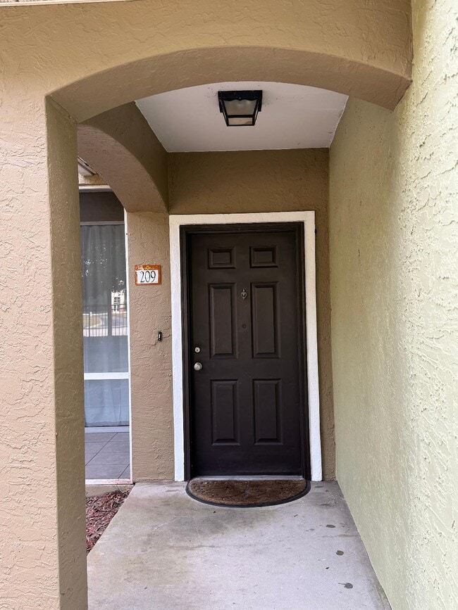 Entrada - Entrada cubierta - 10075 Gate Pky N