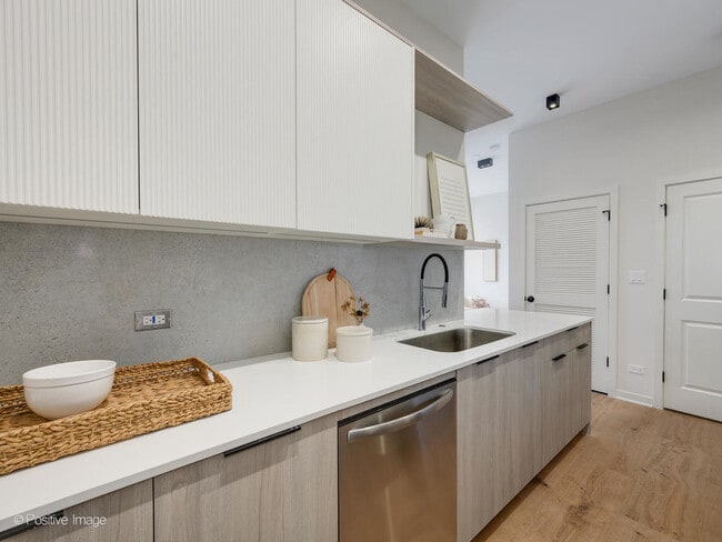 Photo - 2801 N Thatcher Ave Unit 304