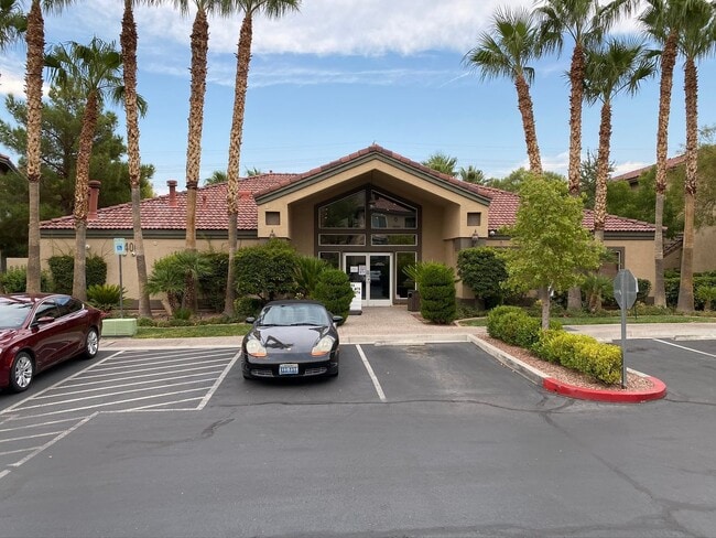 Photo - 2 BEDROOM CONDO WITH MOUNTAIN VIEWS!