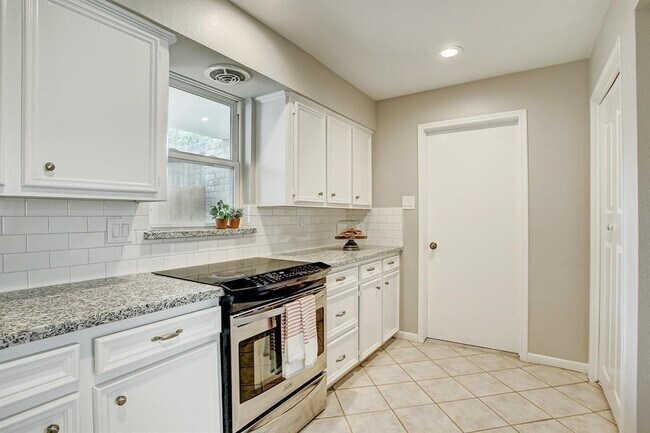 Photo - 1074 Apache Falls Dr