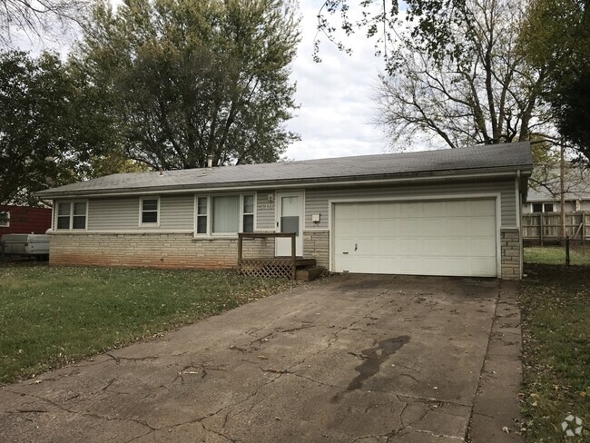 Building Photo - 3 Bedrooms! 2 Car Garage! Kickapoo School ... Rental