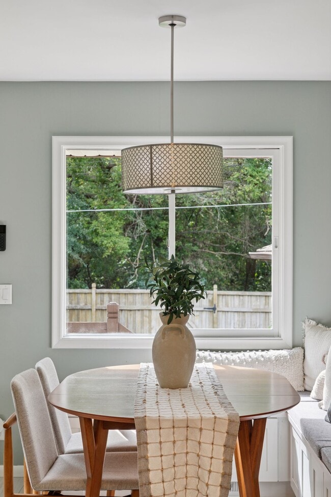 Photo - 2560 Pennsylvania Ave S