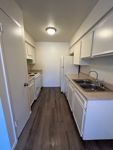 Kitchen - Lindsay Apartments
