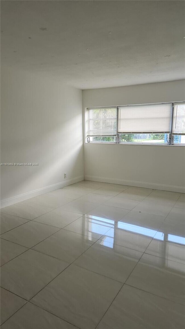 Photo - 16801 NE 14th Ave Unit 109
