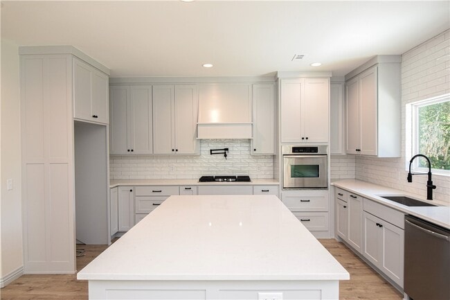 Photo - 13734 Canal St