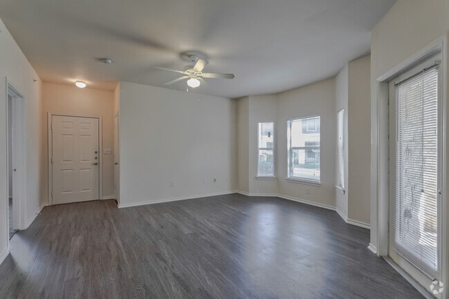 2BR, 2BA - 1075 SF B2R - Living Area