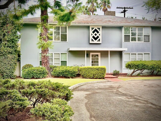 Front facade and entry - 1729 Raymond Hill Rd Apartments Unit 2