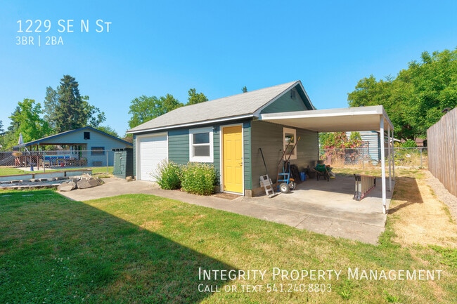 Photo - 1229 SE N St