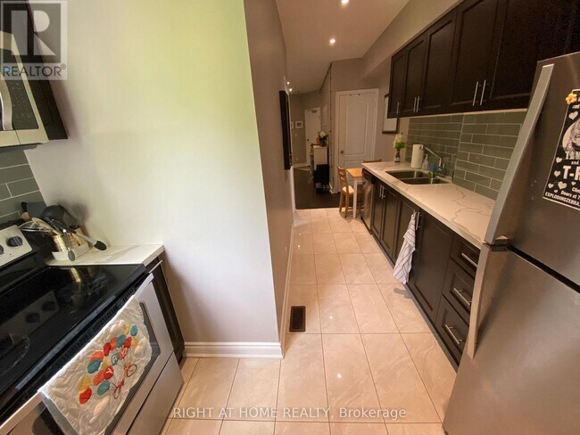 Photo - 989 Dufferin St