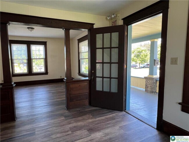 Photo - 165 E Brown St