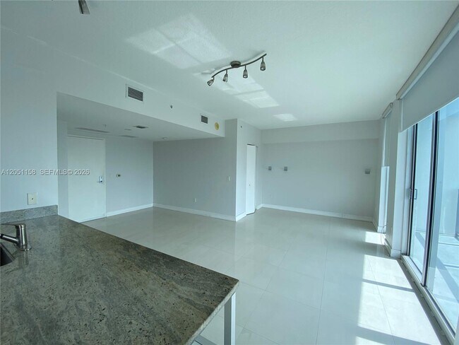 Building Photo - 185 SW 7th St Unit 4100