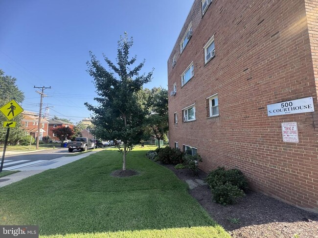 Building Photo - 500 S Courthouse Rd Unit 6