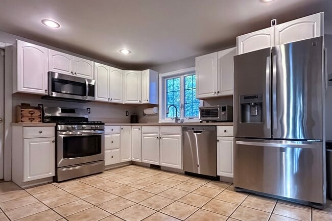 Fully equipped kitchen with refrigerator, freezer, dishwasher, stove and microwave. - 278 Harrison St