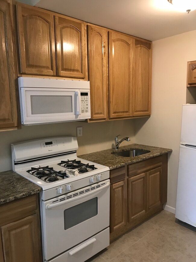 Building Photo - 686 Woodward Ave Unit 2nd floor right