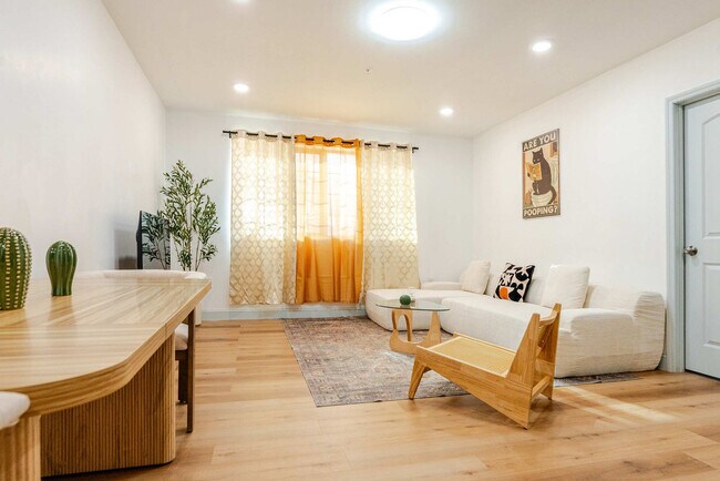 Building Photo - 1384 Ridge Ave Unit ID1314960P