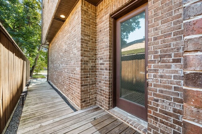 Photo - 819 Algregg St