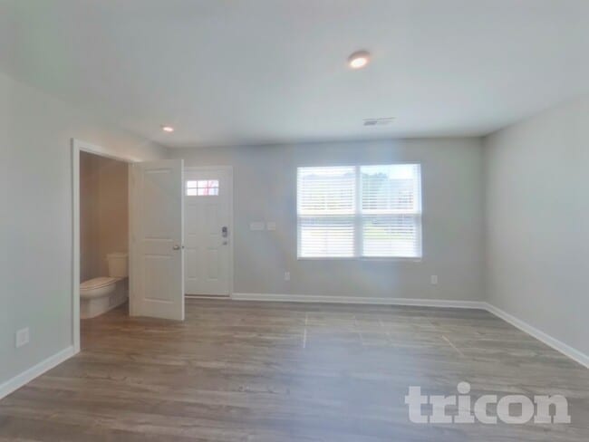 Photo - 979 Sequoia Dr