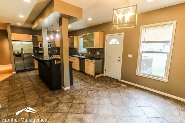 Photo - Awesome 5 bedroom 2 bathroom house in a pr...