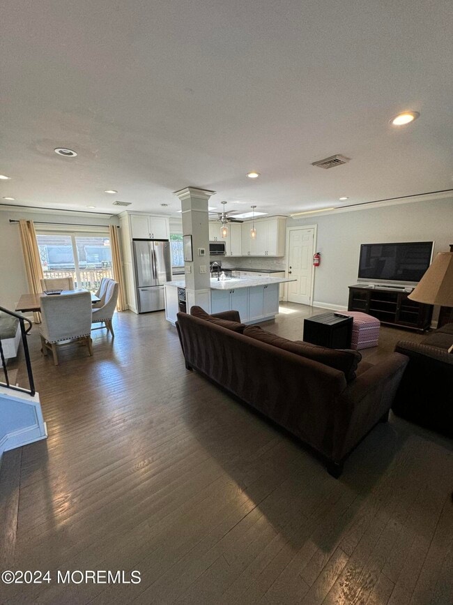 Photo - 282 Lawrence Ave