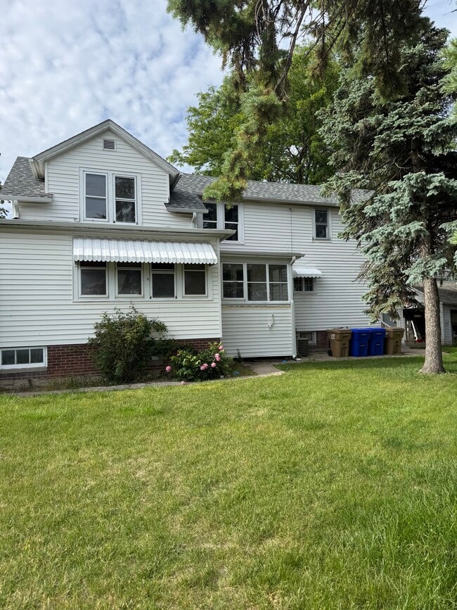 Building Photo - 5917 34th Ave Unit 2