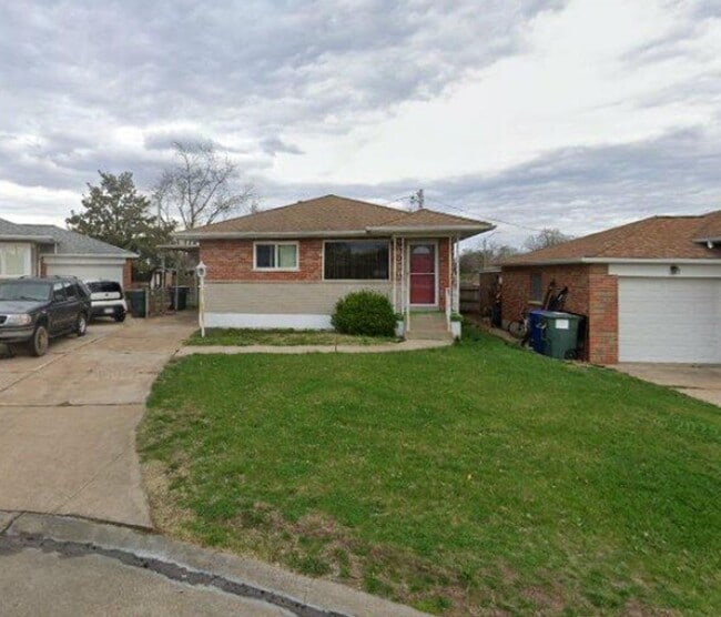 Building Photo - 3 Bed 2 Bath house with finished basement