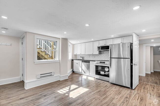 Building Photo - 465 E 8th St Rental