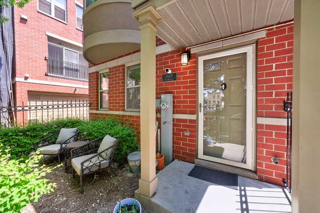 Photo - 1409 N Burling St