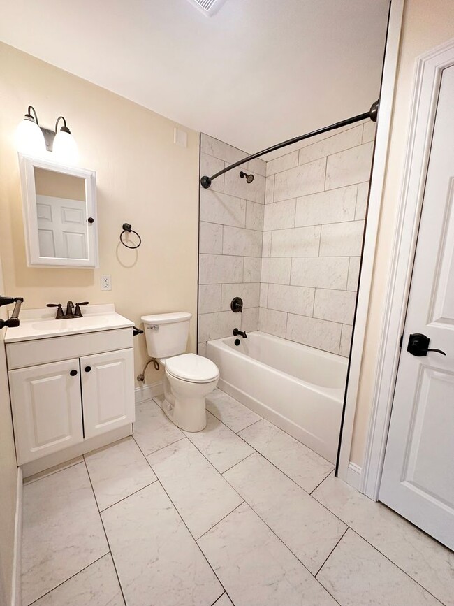 Building Photo - 207 S Union St Unit 207 South Union St #10