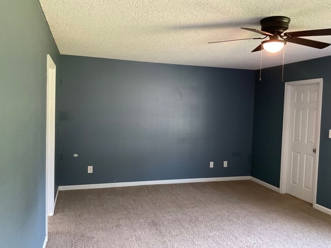 Photo - Spacious 3 bedroom 2 bath home! Walk in closet! Galley Kitchen! Open floor plan! Fenced in back y...