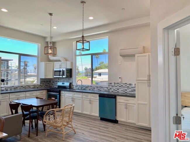 Photo - 1129 W 37th St Unidad 2