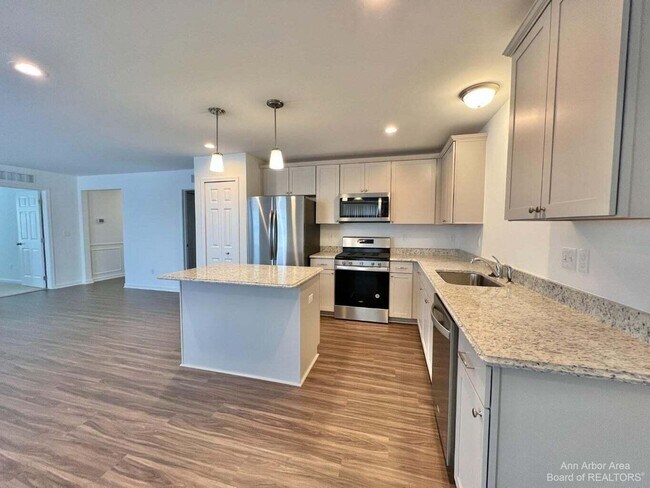 Photo - 10284 Swan Lake Cir
