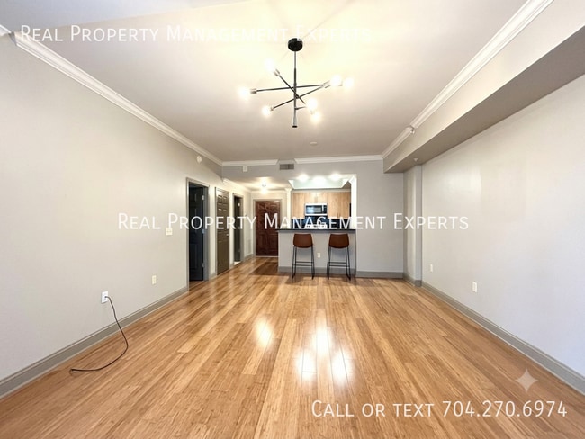 300 W 5th St