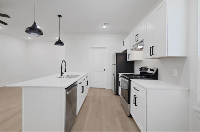 Building Photo - 2613 Delafield St Unit 3 Rental