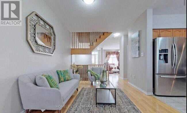 Photo - 806 Castlemore Ave