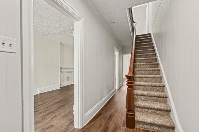Photo - 306 N College St