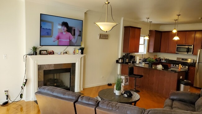 Living w/ fireplace - 7018 S Cornell Ave Unit Apt 2