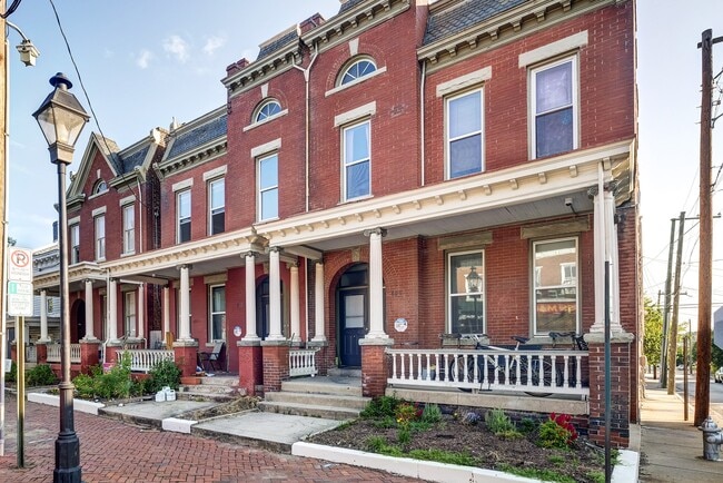 800 W Clay St