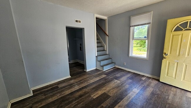 Building Photo - Renovated 2BR Lancaster Apartment! Unit 811