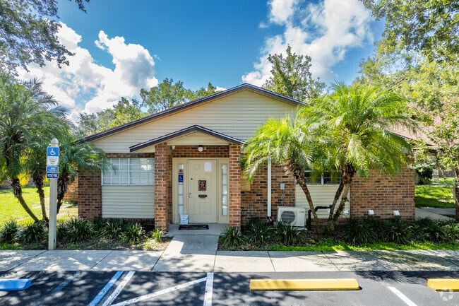1575 David Walker Dr Tavares, FL 32778-4971 - Lakebreeze Apartments